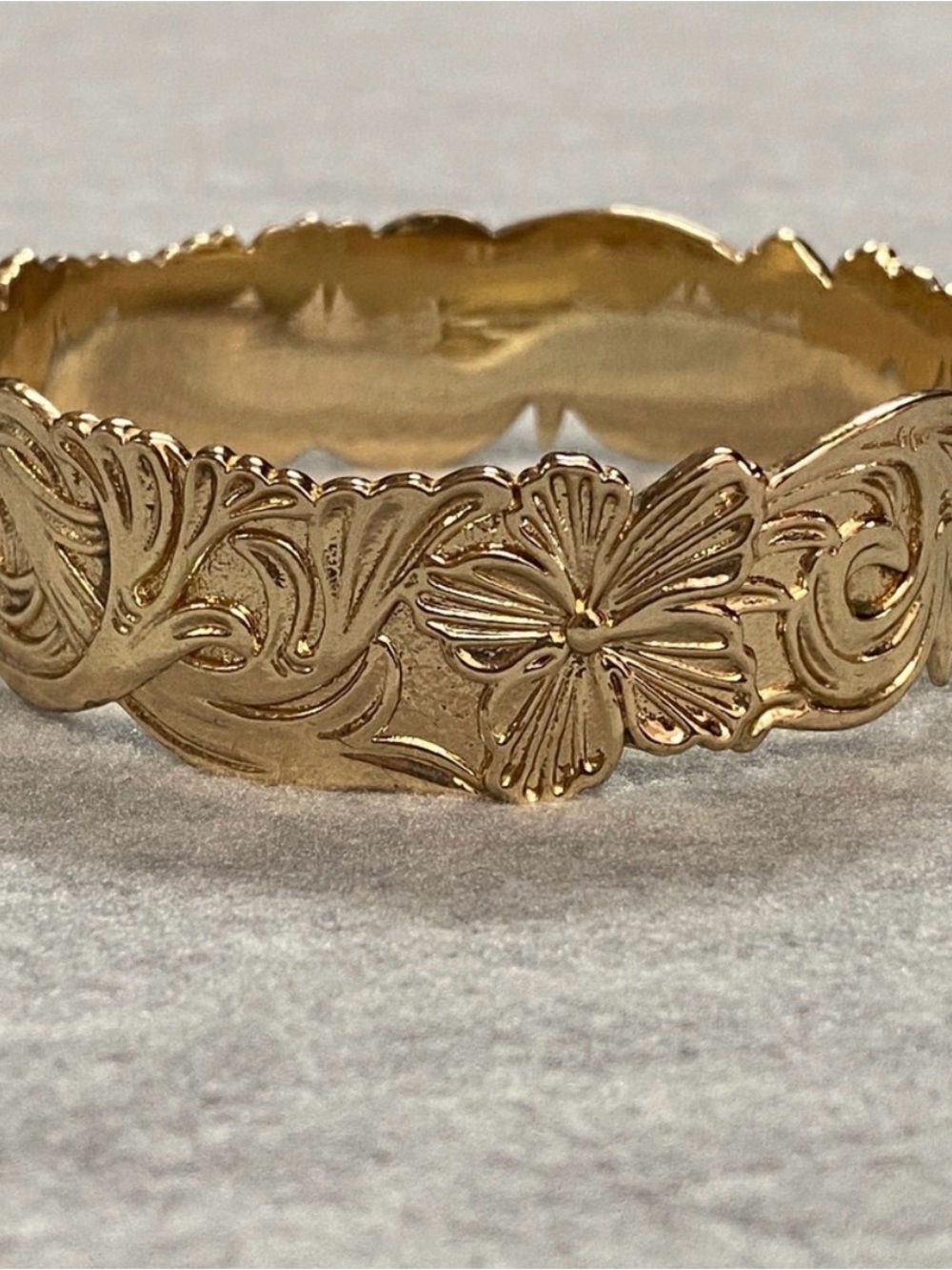 Gold Tone Hawaiian Flower Floral Bangle Bracelet Women's Tropical Feminine